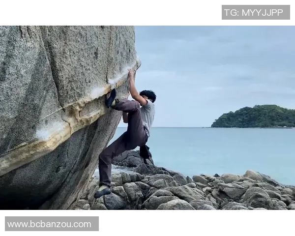 南京攀岩队的防反策略解析与攀岩热点发展趋势探讨