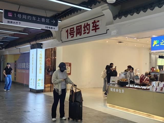 自助服务系统天下上最难讨论的网约车在高铁站？南京姑苏杭州用上叫号体系1分钟内上车(图1)